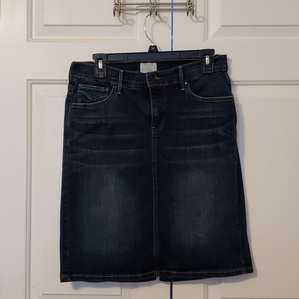 FLASH SALE!  Levi's dark denim 5 pkt jean skirt sz 8